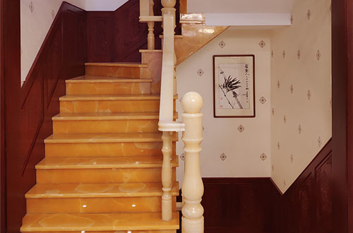 多祥镇中式别墅室内汉白玉石楼梯的定制安装装饰效果
